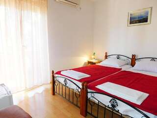 Гостевой дом Guest House Villa Jovana Будва Двухместный номер с 2 отдельными кроватями, вид на сад-4